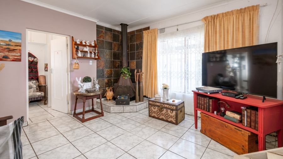 5 Bedroom Property for Sale in Denver Park Western Cape